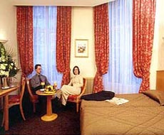 Hotel LE PATIO ST ANTOINE HOME PLAZZA, Paris, France