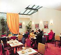 3 photo hotel HI GARDEN COURT ELYSEES, Paris, France