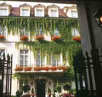 2 photo hotel HOTEL PAVILLON DE LA REINE, Paris, France